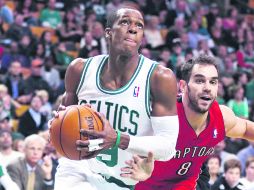 Figura. Rondo, de Boston, en una jugada con José Calderón, de Toronto. AP  /