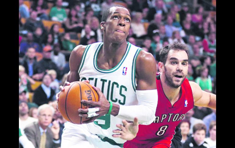 Figura. Rondo, de Boston, en una jugada con José Calderón, de Toronto. AP  /