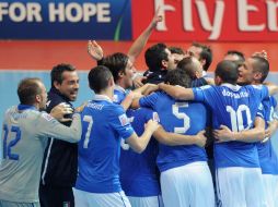 Jugadores italianos celebran tras vencer a Colombia durante el partido de fútbol. AFP  /