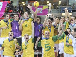 La selección brasileña de fútbol sala se proclamó campeona del Mundo en Tailandia al derrotar a España por 2-3. ARCHIVO  /