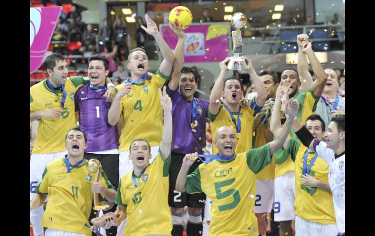 La selección brasileña de fútbol sala se proclamó campeona del Mundo en Tailandia al derrotar a España por 2-3. ARCHIVO  /