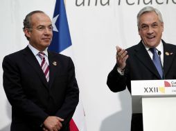 Calderón (izq) y su homólogo de Chile, Piñera (der) durante rueda de prensa en la XXII Cumbre Iberoamericana. NOTIMEX  /