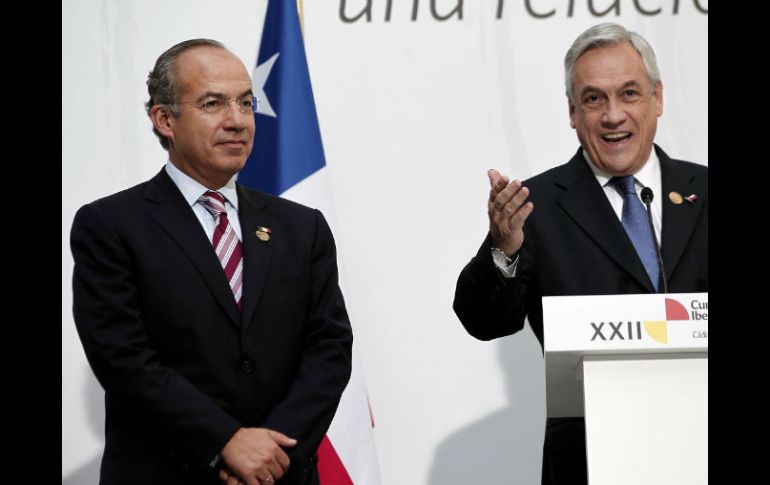 Calderón (izq) y su homólogo de Chile, Piñera (der) durante rueda de prensa en la XXII Cumbre Iberoamericana. NOTIMEX  /