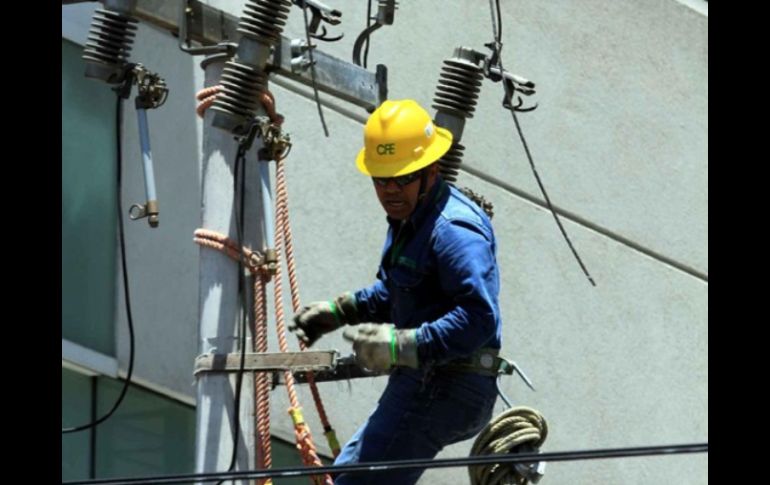 Los trabajadores sindicalizados del CFE y los de confianza reciben esa prestación laboral como pago simbólico o como descuento. ARCHIVO  /