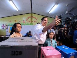 El candidato del Partido Nacional, Miguel Pastor, votando en las elecciones que se celebran hoy en Honduras. AFP  /