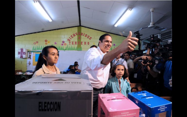 El candidato del Partido Nacional, Miguel Pastor, votando en las elecciones que se celebran hoy en Honduras. AFP  /