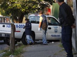 Elementos de la SVyT, de la Policía y de la Cruz Verde arribaron para atender al elemento herido; en total recibió cinco balazos.  /