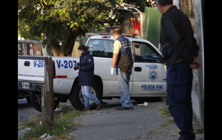 Elementos de la SVyT, de la Policía y de la Cruz Verde arribaron para atender al elemento herido; en total recibió cinco balazos.  /