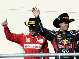 Fernando Alonso y Sebastian Vettel celebran en la ceremonia de triunfadores de Austin. AP  /