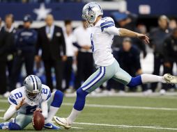 Dan Bailey conecta el gol de campo de la victoria para Dallas. AP  /