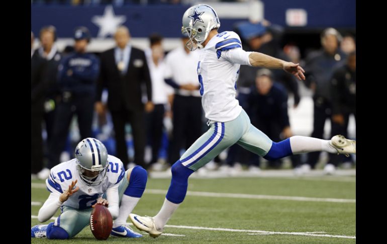 Dan Bailey conecta el gol de campo de la victoria para Dallas. AP  /