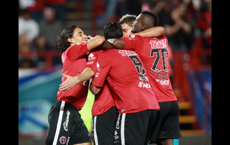 Los jugadores de Tijuana celebran el gol que les aseguró su pase a las semifinales del torneo. MEXSPORT  /