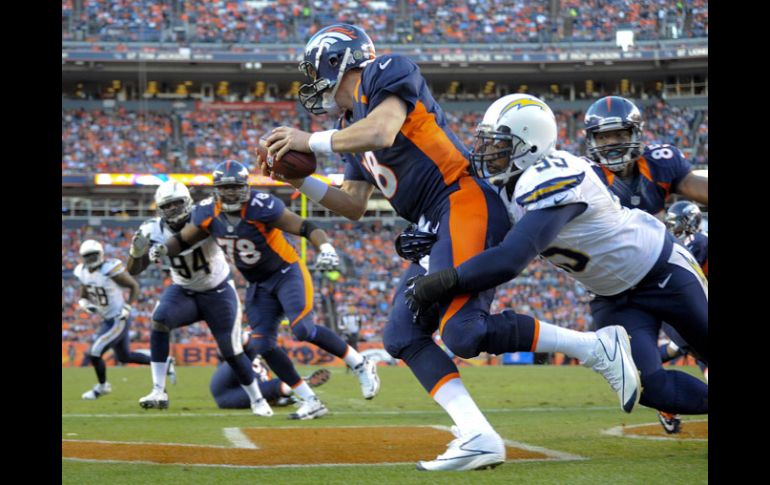 Payton Manning batalló con los defensivos de San Diego en el partido. AP  /