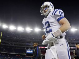 Andrew Luck sale del partido luego de ser apaleado por los Patriotas. AP  /