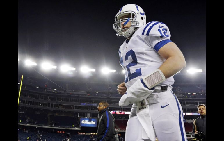 Andrew Luck sale del partido luego de ser apaleado por los Patriotas. AP  /