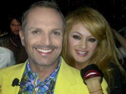 Miguel Bosé y Paulina Rubio durante el show de ''La Voz... México''. @BoseOfficial  /