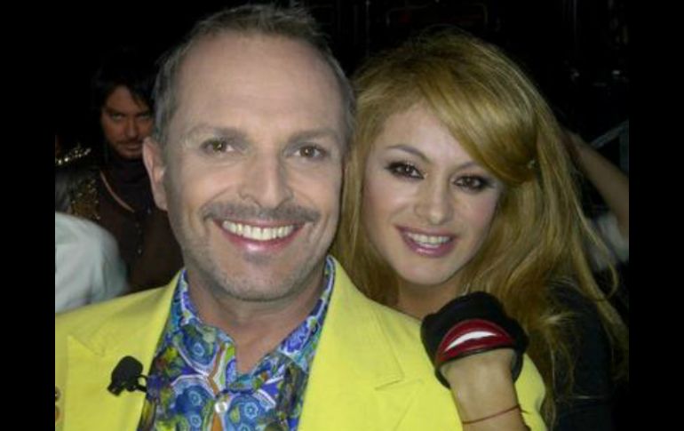 Miguel Bosé y Paulina Rubio durante el show de ''La Voz... México''. @BoseOfficial  /