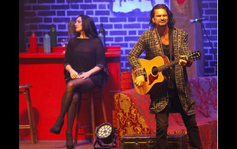 Ricardo Arjona procura dar a sus presentaciones un toque íntimo y de bohemia.  /