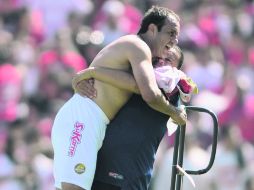 Celebración. Cuauhtémoc Blanco festeja el pase con uno de los utileros del equipo sinaloense. MEXSPORT  /