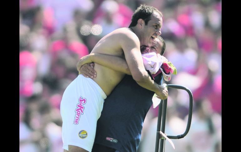 Celebración. Cuauhtémoc Blanco festeja el pase con uno de los utileros del equipo sinaloense. MEXSPORT  /