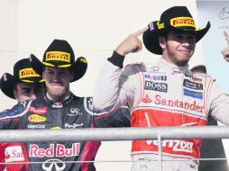 Hamilton, Vettel y Alonso arriban al podio vistiendo los tradicionales sombreros texanos para la ceremonia de premiación. AP  /