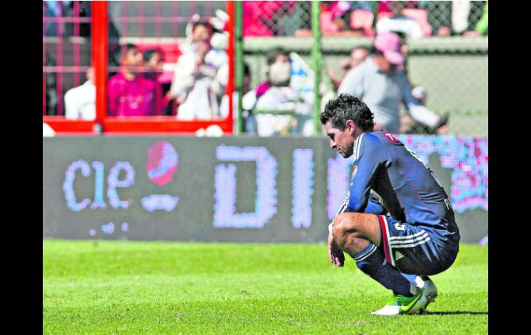 La imagen de Patricio Araujo al finalizar el partido refleja el dolor de las Chivas por haber sido eliminadas de la Liguilla.  /