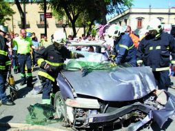 Bomberos y paramédicos explican la dificultad para salvar a víctimas prensadas en un automóvil en un accidente de transito.  /