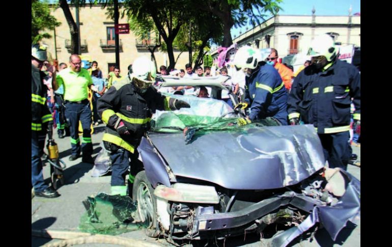 Bomberos y paramédicos explican la dificultad para salvar a víctimas prensadas en un automóvil en un accidente de transito.  /