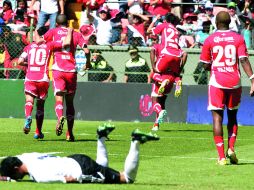 Dolor. Los jugadores de Toluca festejan una de las anotaciones; el equipo tapatío quedó eliminado de la Liguilla.  EFE  /