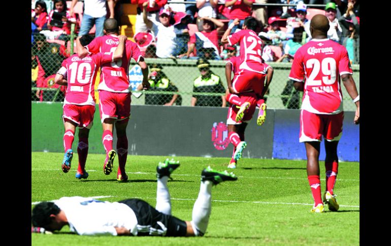 Dolor. Los jugadores de Toluca festejan una de las anotaciones; el equipo tapatío quedó eliminado de la Liguilla.  EFE  /