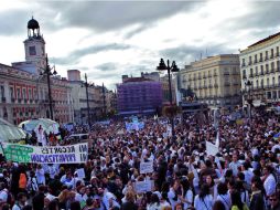 Protesta multitudinaria. Los trabajadores de la salud salieron de cuatro hospitales rumbo al centro de Madrid. AP  /