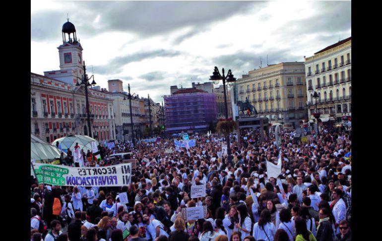 Protesta multitudinaria. Los trabajadores de la salud salieron de cuatro hospitales rumbo al centro de Madrid. AP  /