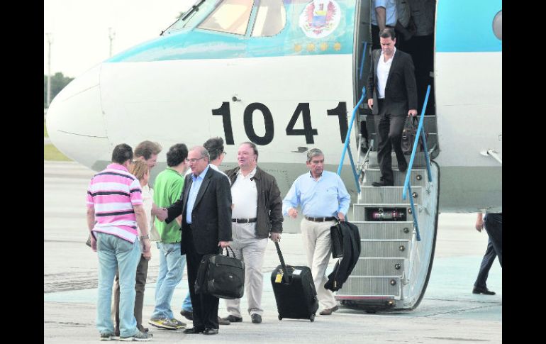 Arribo. La comitiva colombiana llegó ayer a La Habana, los encabeza Humberto de la Calle, de negro, (con la maleta). EFE  /