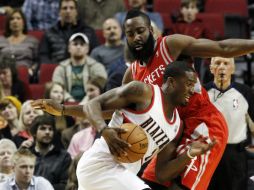 Wesley Matthews (i) pasa al lado de James Harden durante el partido. AP  /