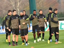 Jugadores de la Juventus se caliente durante una sesión de entrenamiento en la víspera de la UEFA Champions League ante el Chelsea. AFP  /