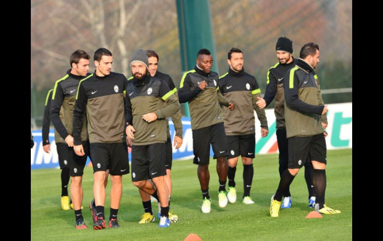 Jugadores de la Juventus se caliente durante una sesión de entrenamiento en la víspera de la UEFA Champions League ante el Chelsea. AFP  /