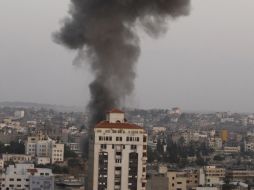 Aviones israelíes bombardearon una torre en el centro de Gaza, sede de la televisión Al-Aqsa de Hamás y otras cadenas de información.AP  /