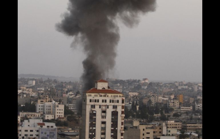 Aviones israelíes bombardearon una torre en el centro de Gaza, sede de la televisión Al-Aqsa de Hamás y otras cadenas de información.AP  /