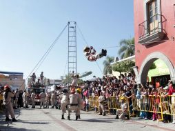 Elementos de Protección Civil y Bomberos del municipio realizaron una demostración de su trabajo, durante el desfile.  /