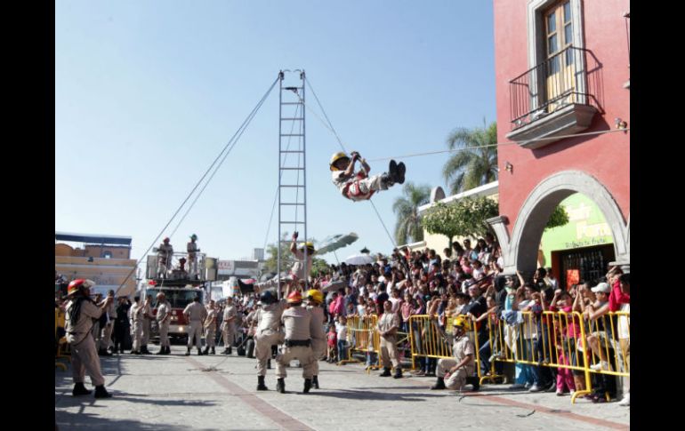 Elementos de Protección Civil y Bomberos del municipio realizaron una demostración de su trabajo, durante el desfile.  /