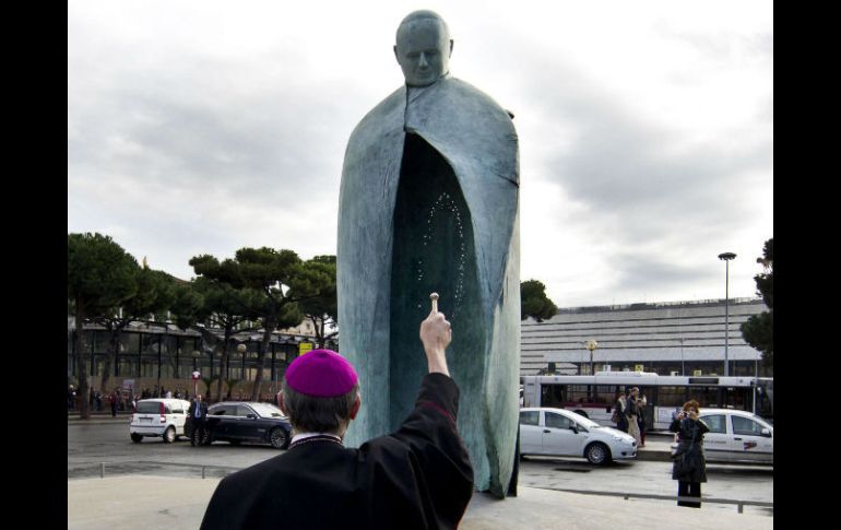 Un sacerdote bendice la estatua del Papa Juan Pablo II tras ser desvelada en Roma. EFE  /