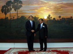 El presidente de Estados Unidos, Barack Obama y el primer ministro camboyano, Hun Sen (d), en la Cumbre de Asia Oriental. XINHUA  /