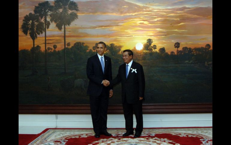 El presidente de Estados Unidos, Barack Obama y el primer ministro camboyano, Hun Sen (d), en la Cumbre de Asia Oriental. XINHUA  /