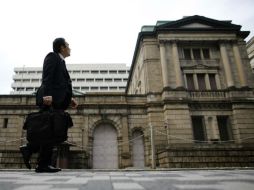 En la imagen, un hombre camina frente al Banco de Japón. REUTERS  /