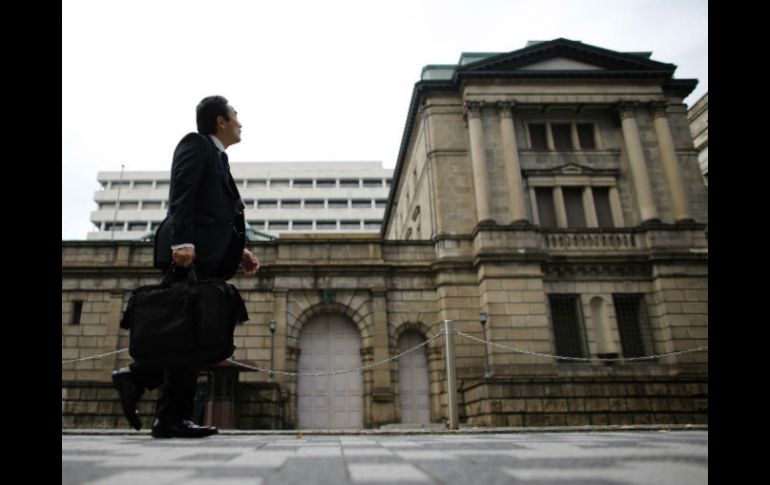 En la imagen, un hombre camina frente al Banco de Japón. REUTERS  /