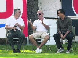 Rojiblancos. Jorge Vergara, Johan Cruyff y José Luis Real durante una práctica de Chivas, en una de las últimas visitas del holandés.  /