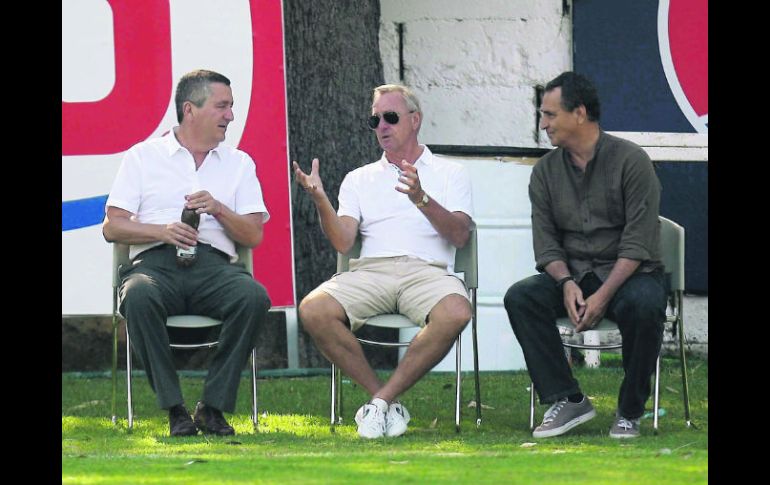 Rojiblancos. Jorge Vergara, Johan Cruyff y José Luis Real durante una práctica de Chivas, en una de las últimas visitas del holandés.  /