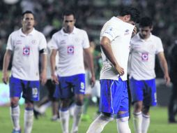 Vergüenza. Los cementeros caminan cabizbajos tras ser goleados y eliminados por el León, el sábado en el Nou Camp. MEXSPORT  /