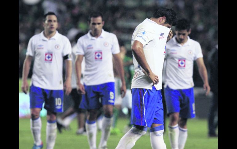 Vergüenza. Los cementeros caminan cabizbajos tras ser goleados y eliminados por el León, el sábado en el Nou Camp. MEXSPORT  /