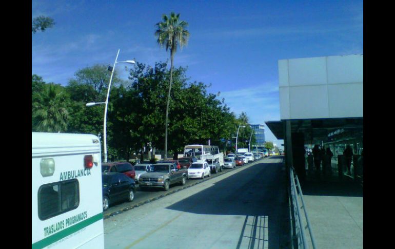 La Calzada Independencia, por los cortes a la circulación en Alcalde y 16 de Septiembre, sufre congestionamiento vial.  /